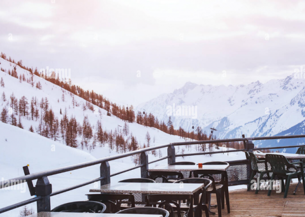 Cafe dengan teras luas dan pemandangan pegunungan